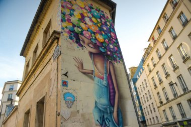 Mart 2022 - Paris - Fransa: Şehrin duvarında tanınmayan bir sanatçının sokak sanatına bakış
