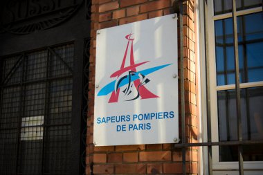 Mart 2022 - Paris - Fransa: Paris itfaiyecilerinin tabelasına bakın