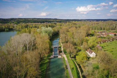 Fransa 'nın Seine et Marne kentindeki La Genevraye köyündeki Loing Kanalı' nda hava manzarası