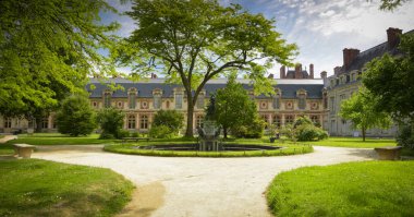 Fransa 'daki Fontainebleau şatosunun bahçesinin manzarası