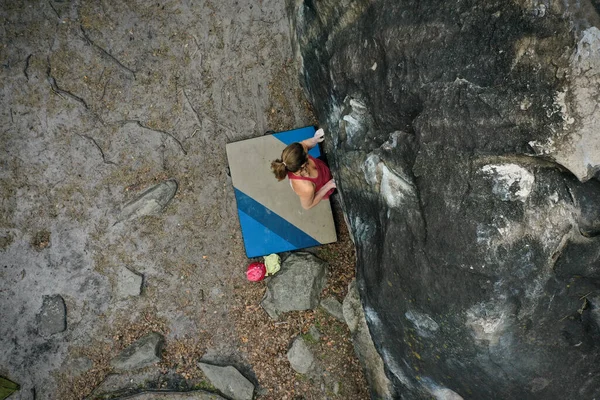 Giovane Donna Caucasica Arrampicata Roccia Nella Foresta Fontainebleau — Foto Stock