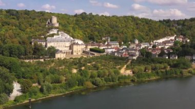 La Roche Guyon şehrinin hava manzarası