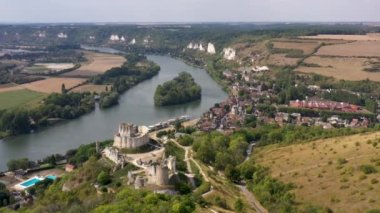Andelys şehrindeki Gaillard Kalesi 'nin havadan görüntüsü.