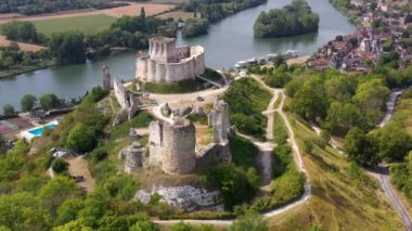 Andelys şehrindeki Gaillard Kalesi 'nin havadan görüntüsü.