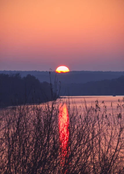 Paisaje Otoñal Atardecer Amplio Río Con Reflejos Una Brillante Puesta — Foto de Stock