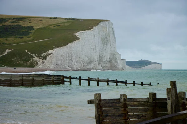 Beyaz tebeşir kayalıkları, deniz ve ahşap damızlıklar, Yedi Kız Kardeş, Eastbourne — Stok fotoğraf
