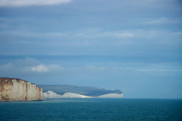 Beyaz tebeşir kayalıkları, deniz ve bulutlar uzaklardan, Seven Sisters Eastbourne