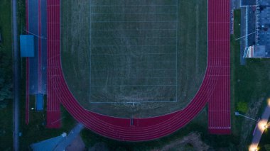 Londra şehrinin gece hava aracı pistinin tepeden aşağı görüntüsü