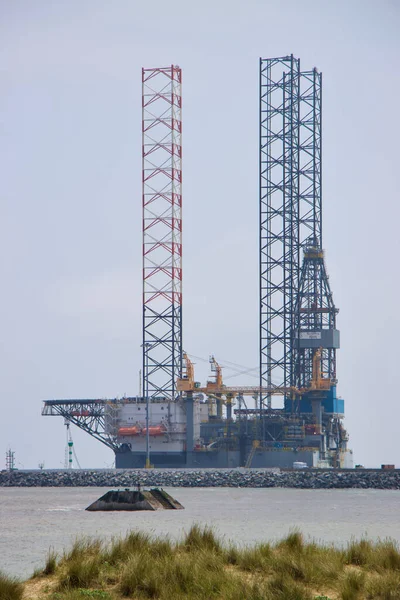 Büyük Yarmouth 'ta, denizin karşısındaki kıyı petrol platformunda. 