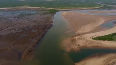 Hava aracı görüntüsü AONB Norfolk sahilinde kumlu su desenleri gösteriyor.