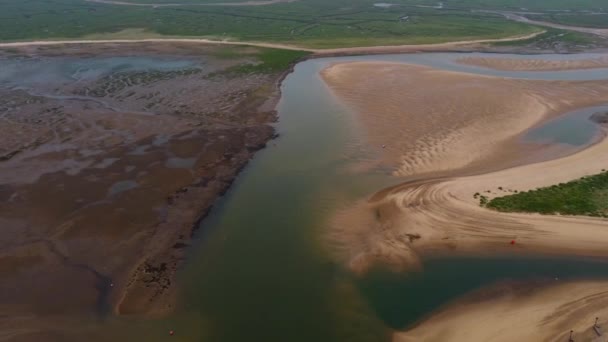 AONBノーフォーク海岸の砂と水のパターンを示す空中ドローンショット — ストック動画