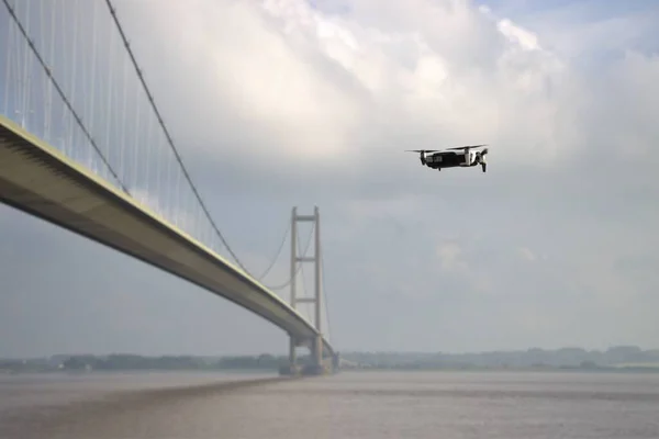 Humber Köprüsü, Hessle, Hull, Yorksire yakınlarında DJI drone uçuyor.