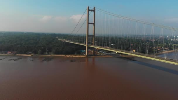 4k drone shot reversing from the suspension Humber Bridge, Yorkshire — Vídeos de Stock