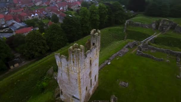 Drone έλικα του μεσαιωνικού κάστρου Helmsley, της πόλης και του περιφραγμένου κήπου το σούρουπο — Αρχείο Βίντεο