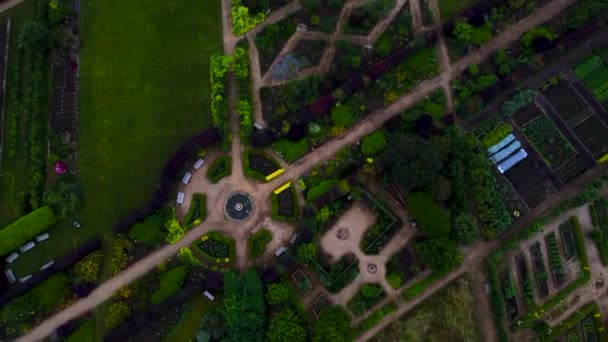 Drone pan av medeltida Helmsley slott, stad och muromgärdad trädgård i skymningen — Stockvideo