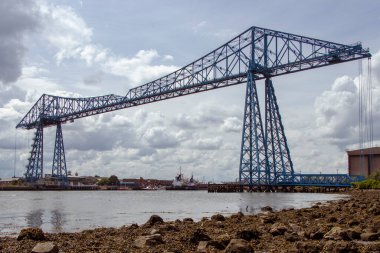 Mavi çelik Middlesborough Taşıyıcı Köprüsü kıyıdan İngiltere bulutlu