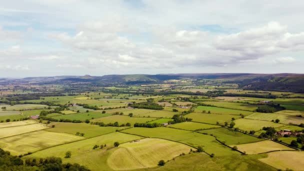 Drone timelapse over patchwork velden in North York Moors met wolken — Stockvideo