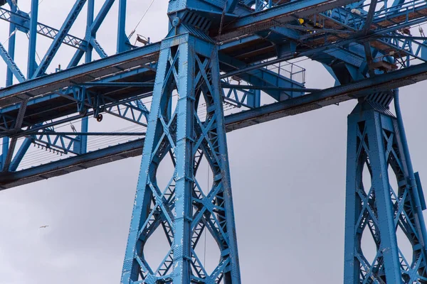 Nahaufnahme Details der blauen Stahlbrücke Middlesbrough Transporter Bridge, Großbritannien — Stockfoto