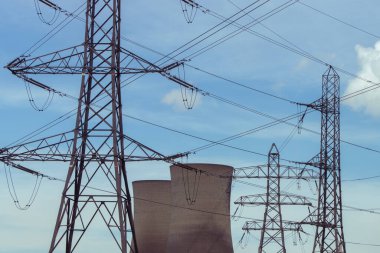 Elektrik aktarım kuleleri ve kabloları olan sanayi enerji santralleri