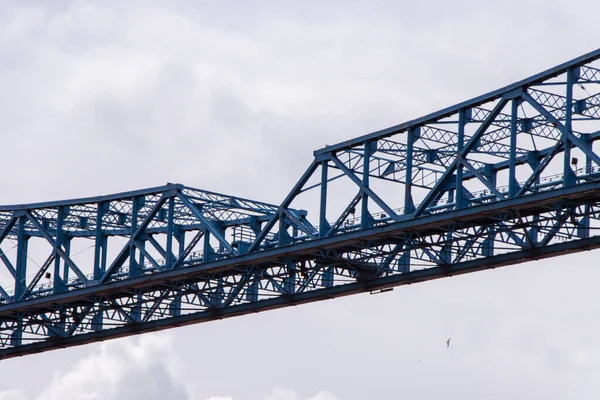 Nahaufnahme Details der blauen Stahlbrücke Middlesbrough Transporter Bridge, Großbritannien — Stockfoto