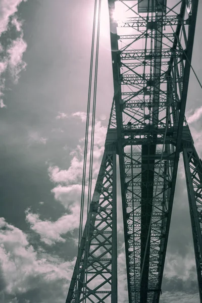 Zdjęcie na podczerwień ze światłem słonecznym w Middlesborough Transporter Bridge, UK — Zdjęcie stockowe