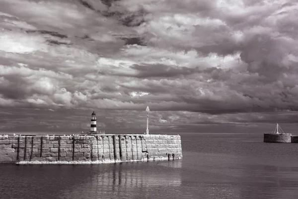 Infračervená fotografie ikonického přístavu Seaham a majáku s mraky — Stock fotografie