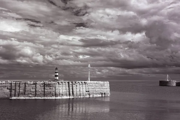 Sembolik Seaham limanı ve bulutlu deniz fenerinin kızılötesi fotoğrafı
