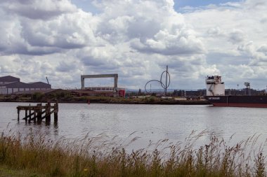 Middlesbrough 'da bulutlu bir günde nehrin karşısındaki tişörtlere bak