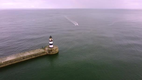 Drone výstřel zrychlující nad Seaham Harbour, loď a maják, 4k — Stock video