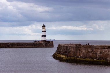 Iconic çizgili Seaham deniz feneri iskelede, deniz duvarlı.