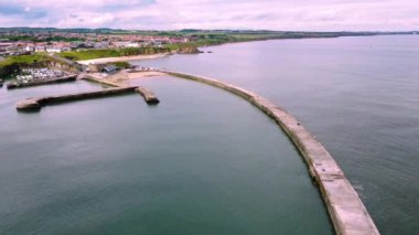 İnsansız hava aracı Seaham 'ın üzerinde hızlanıyor, liman ve deniz feneri, 4K