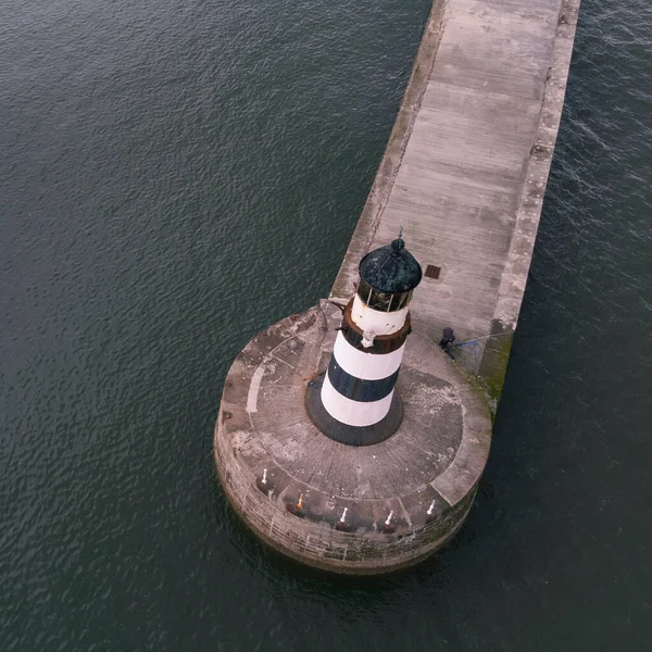4K, Durham, İngiltere 'de Seaham deniz feneri ve iskele üzerinde havadan çekim.