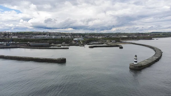 4K, Durham, İngiltere 'de Seaham deniz feneri ve iskele üzerinde havadan çekim. — Stok fotoğraf