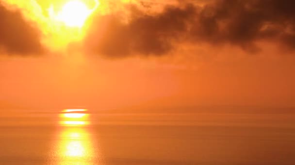 Bright Orange Time Lapse Sun Breaking Darkened Cumulus Clouds Sea — Stockvideo