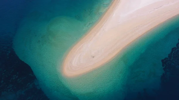 Ünlü Golden Horn plajı Zlatni Rat 'in insansız hava aracı fotoğrafı. Yukarıdan, her zamanki gibi turist akımı olmadan. Bol, Brac, Hırvatistan