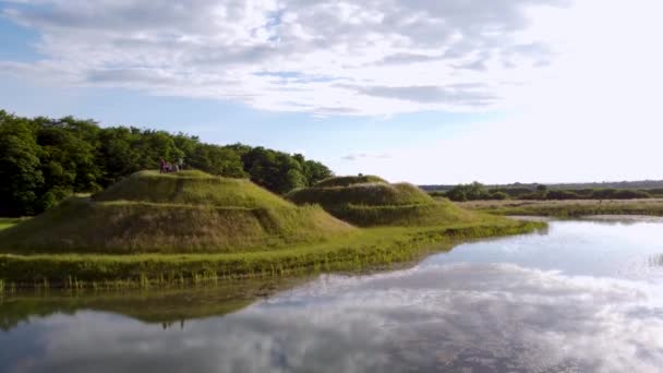Reflections Water Reeds Northumberlandia Huge Land Sculpture Shape Reclining Female — Vídeo de Stock