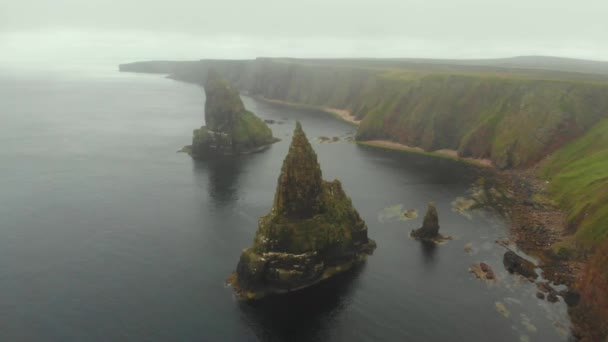 Three Huge Sandstone Pyramids Reach Out Sea Heights 60M Located — Stok video