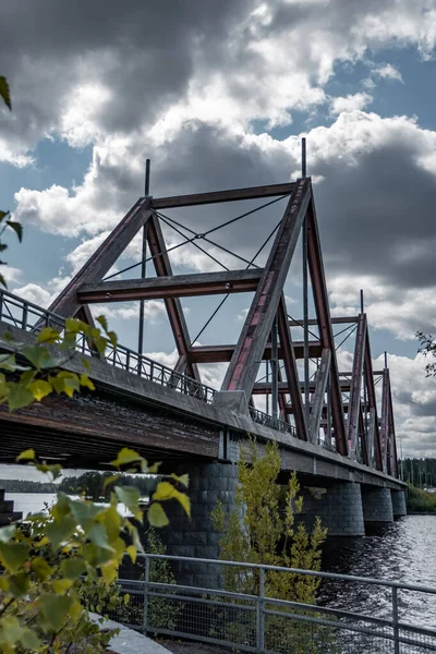 Vihantasalmi brug in Mantyharju, Finland. Houten brug. — Stockfoto