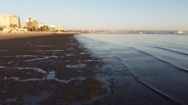 Puerto Madryn 'deki Patagonya Denizi' nin küçük dalgaları üzerinde gün doğumunda uçmak