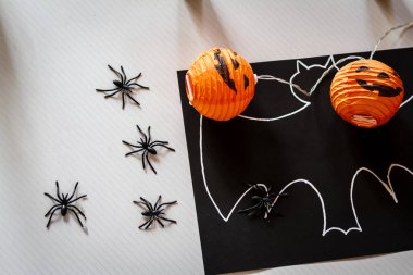 Cadılar Bayramı hazırlıkları, balkabakları ve örümcekler masada.