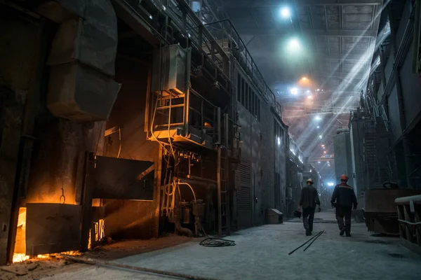 Stahlarbeiter Der Nähe Des Arbeitsbogenofens — Stockfoto