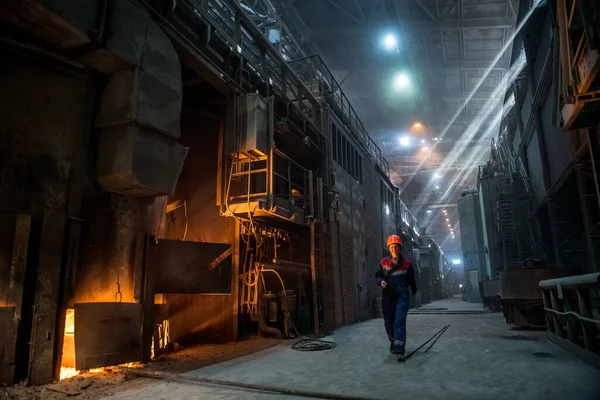 Trabalhador Siderúrgico Perto Forno Arco Trabalho — Fotografia de Stock