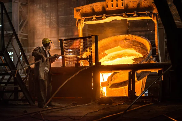 Steelworker Trabalho Perto Dos Tanques Com Metal Quente — Fotografia de Stock