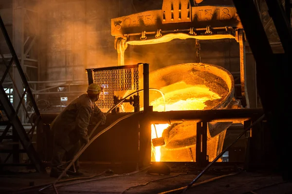 Μεταλλουργός Στην Εργασία Κοντά Στις Δεξαμενές Ζεστό Μέταλλο — Φωτογραφία Αρχείου