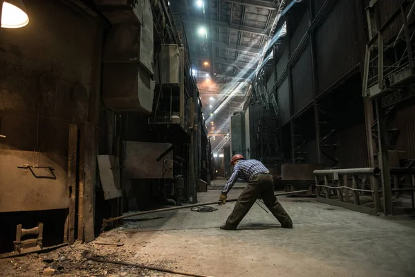 Werknemer Ijzer Staalindustrie Bij Vlamboogoven — Stockfoto