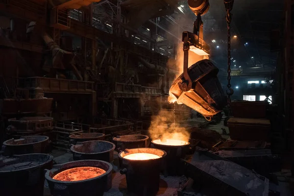 Tank Çelik Fabrikasındaki Kalıplara Sıvı Metal Döküyor Çelik Fabrikasının Içi — Stok fotoğraf