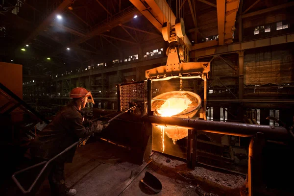 Operaio Siderurgico Lavoro Vicino Serbatoi Con Metallo Caldo — Foto Stock