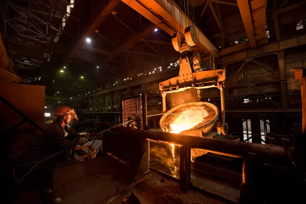 Stahlarbeiter Bei Der Arbeit Der Nähe Der Tanks Mit Heißem — Stockfoto