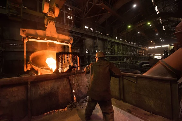 Steelworker Trabalho Perto Dos Tanques Com Metal Quente — Fotografia de Stock