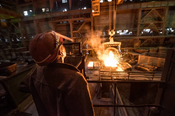 Steelworker Despejar Metal Líquido Tanques Nos Moldes Uma Usina Aço — Fotografia de Stock